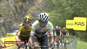 Bernal ataca y Roglic sigue su rueda.