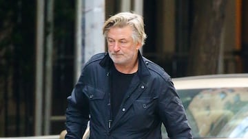 Alec Baldwin is spotted in New York City today where he's cleaning out the family car as he moves some of the floor mats into the back of the Escalade, and carries a baby seat to the vehicle.
29/11/2021