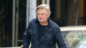 Alec Baldwin is spotted in New York City today where he&#039;s cleaning out the family car as he moves some of the floor mats into the back of the Escalade, and carries a baby seat to the vehicle.
 29/11/2021