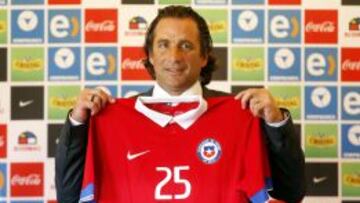 Pizzi con la camiseta de la selección chilena.