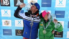Bastien Montes y Valentina Greggio posan con los globos de cristal como campeones de la Copa del Mundo de esqu&iacute; de velocidad.