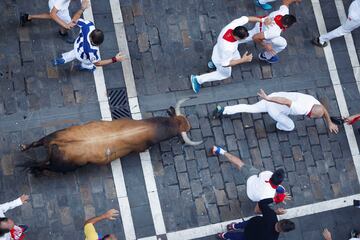 Imágenes del quinto encierro de los Sanfermines 2022 con la ganadería de Cebada Gago. La carrera ha sido complicada y ha dejado varios heridos y caídas.