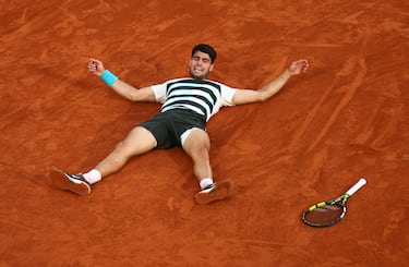 Carlos Alcaraz celebra la victoria.