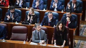 La presidenta de la Comunidad de Madrid, Isabel Díaz Ayuso (d), interviene durante un pleno en la Asamblea de Madrid, a 4 de abril de 2024, en Madrid (España). La relación de la Comunidad de Madrid con la Sanidad Privada, la Atención Primaria y las residencias de mayores son las protagonistas del debate parlamentario hoy en el Pleno de la Asamblea de Madrid. El Pleno ha comenzado con una cuestión preliminar, la promesa o jura como diputado de Samuel Escudero León, que se suma a la bancada de Más Madrid tras la salida de Jazmín Beirak como directora general de Derechos Culturales del Gobierno central.
04 ABRIL 2024;PLENO;ASAMBLEA;MADRID;SANIDAD PRIVADA;ATENCIÓN PRIMARIA;RESIDENCIAS DE MAYORES
Fernando Sánchez / Europa Press
04/04/2024