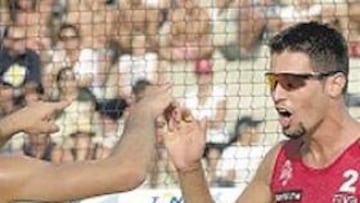 <b>DE ORO. </b>De Amo y Lario (izquierda) celebran el punto ganador.