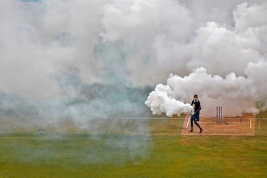 Los mosquitos se han convertido en unos indeseados protagonistas durante la Copa Mundial de críquet femenino. Hace unos días, el partido entre India y Pakistán se paró hasta en dos ocasiones para fumigar el campo. Un miembro de mantenimiento hacía lo propio en el Sri Lanka-Pakistán, en el Estadio Internacional R. Premadasa de Colombo.