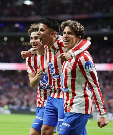 Julián Álvarez, Almada y Giuliano celebran el 2-0 al Sevilla. 