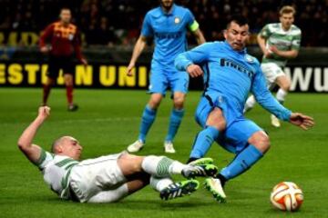 Scott Brown y Gary Medel van fuerte a la pelota.