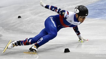 El patinador ruso Viktor Ahn durante la prueba clasificatoria masculina de 500m en los Campeonatos de Europa en pista corta de Dresde, Alemania, hoy, 12 de enero de 2018.