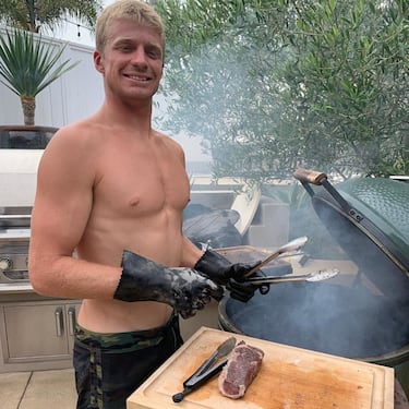 El subcampeón del mundo de surf de la ISA es uno de los que ya ha pasado su aniversario confinado. El surfista estadounidense ha cumplido los 26 en casa, subiendo fotos de surf, bailando con un amigo y la novia... e incluso subiendo fotos de una barbacoa. 