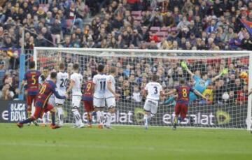 Gol de Messi de falta directa.