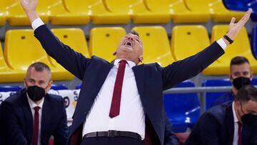 BARCELONA, 28/03/2021.- El entrenador del Barcelona, Sarunas Jasikevicius (c), gesticula durante el partido de Liga ACB que enfrentó a su equipo contra el Urbas Fuenlabrada este domingo en el Palau Blaugrana de Barcelona. EFE/Alejandro García