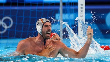SAINT-DENIS (FRANCIA), 30/07/2024.- El boya de España Miguel de Toro reacciona ante Hungría durante el partido de ronda preliminar del Grupo B de Waterpolo Masculino, entre España y Hungría, parte de los Juegos Olímpicos de París 2024, en Saint-Denis (Francia). EFE/ Miguel Gutiérrez