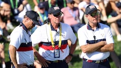 Zach Johnson, cabizbajo, junto a los vicecapitanes Steve Stricker y Jim Furyk.