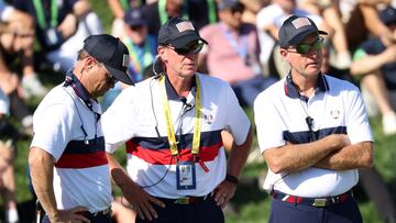 Zach Johnson, cabizbajo, junto a los vicecapitanes Steve Stricker y Jim Furyk.