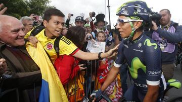Nairo Quintana saluda a un seguidor colombiano antes del inicio de la primera etapa del Tour de Francia 2016 con salida en Mont-Saint-Michel.
