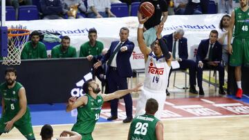 Gustavo Ay&oacute;n lanza durante el partido de cuartos contra el Darussafaka.