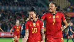 SEVILLA, 23/02/2024.- La jugadora de la selección española Jenni Hermoso (izda) celebra con Salma Paralluelo el primer gol conseguido ante los Paises Bajos, durante el encuentro correspondiente a la semifinal de la Liga de Naciones que disputan hoy viernes en el estadio La Cartuja, en Sevilla. EFE/Raúl Caro
