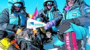 <b>EN LA CUMBRE. </b>Edurne Pasaban, Asier Izaguirre y Juan Oiarzabal.