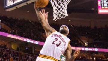 LeBron James machaca el aro de los Jazz.