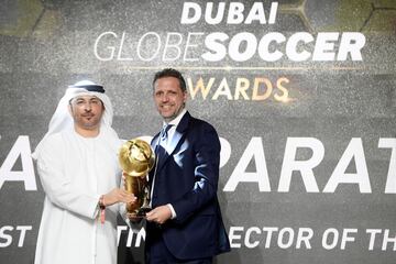 Fabio Paratici, director deportivo de la Juventus, con el trofeo Mejor Director Deportivo del año 2018.