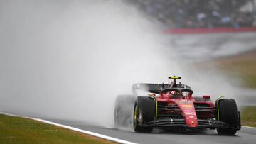 NORTHAMPTON, ENGLAND - JULY 02: Carlos Sainz of Spain driving (55) the Ferrari F1-75 during qualifying ahead of the F1 Grand Prix of Great Britain at Silverstone on July 02, 2022 in Northampton, England. (Photo by Rudy Carezzevoli - Formula 1/Formula 1 via Getty Images)