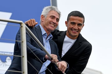 El jugador del Melbourne City Tim Cahill junto a Mick Doohan.
