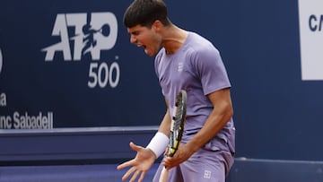 Alcaraz, a trancas y barrancas, inicia el camino a su tercer Godó