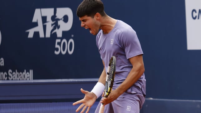 Alcaraz, a trancas y barrancas, inicia el camino a su tercer Godó