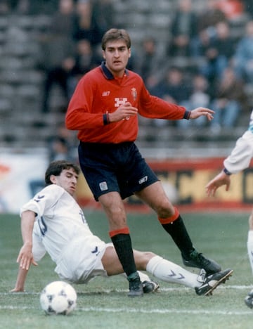 Defendi車 los colores del Osasuna entre 1990 y 1995. Milit車 en las filas del Athletic Club desde 1996 hasta 2000.