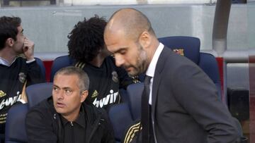 Guardiola y Mourinho se dan la mano antes de un FC Barcelona-Real Madrid.