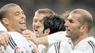 <b>CELEBRACIÓN. </b>Los jugadores del Real Madrid celebran uno de los goles.