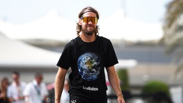 Vettel, en el 'paddock' de la F1 en Abu Dhabi 2022.