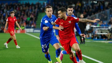 GETAFE (MADRID), 16/01/2024.- El delantero del Sevilla, Suso (d), se lleva el balón ante el centrocampista serbio del Getafe, Nemanja Maksimovic, durante el encuentro de octavos de final de Copa del Rey que disputan Getafe CF y el Sevilla FC este martes en el Estadio Coliseum en Getafe, Madrid. EFE / Mariscal.