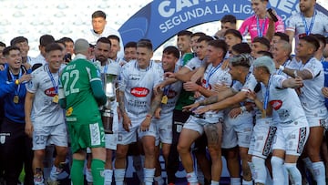 Futbol, Deportes Melipilla vs Deportes Concepcion,
Final Campeonato Segunda La Liga 2d 2024
Los jugadores de Deportes Melipilla celebran el triunfo contra Deportes Concepcion durante el partido final de Segunda division La Liga 2d realizado en el Estadio El Teniente de Rancagua, Chile.
31/10/2024
Jorge Loyola/Photosport
Football, Deportes Melipilla vs Deportes Concepcion, Final Championship Second La Liga 2d 2024
Deportes Melipilla’s players celebrate the victory against Deportes Concepcion during the final match of Second Division La Liga 2d held at the El Teniente Stadium in Rancagua, Chile.
31/10/2024
Jorge Loyola/Photosport