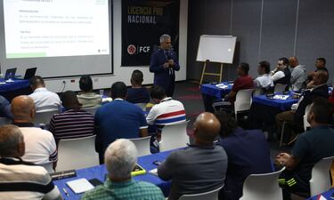 El DT vallecaucano también recibió un homenaje de la organización por su trayectoria en el fútbol nacional e internacional.