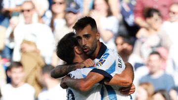 SAN SEBASTIÁN, 21/10/2023.- El centrocampista de la Real Sociedad Brais Méndez (d) celebra su gol durante el partido de la jornada de Liga de Primera División disputado en el estadio de Anoeta, en San Sebastián. EFE/Juan Herrero