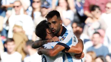 SAN SEBASTIÁN, 21/10/2023.- El centrocampista de la Real Sociedad Brais Méndez (d) celebra su gol durante el partido de la jornada de Liga de Primera División disputado en el estadio de Anoeta, en San Sebastián. EFE/Juan Herrero
