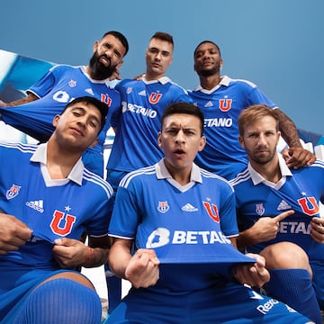 Universidad de Chile presentó su nueva indumentaria para la temporada 2022, donde se destaca la similitud con una camiseta histórica para el club.