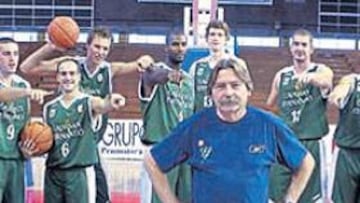 <b>RESPETADO. </b>Todas sus plantillas (como ésta del Caja San Fernando) lo han tenido claro: Manel Comas lleva el mando.