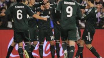 UN MOMENTO MÁGICO. Özil marcó el gol definitivo con un magistral lanzamiento del falta y todo el equipo acudió a felicitarle tras su golazo.