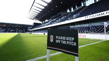 Soccer Football - Premier League - Fulham v Luton Town - Craven Cottage, London, Britain - September 16, 2023 General view of a keep of the pitch sign inside the stadium before the match REUTERS/Toby Melville NO USE WITH UNAUTHORIZED AUDIO, VIDEO, DATA, FIXTURE LISTS, CLUB/LEAGUE LOGOS OR 'LIVE' SERVICES. ONLINE IN-MATCH USE LIMITED TO 45 IMAGES, NO VIDEO EMULATION. NO USE IN BETTING, GAMES OR SINGLE CLUB/LEAGUE/PLAYER PUBLICATIONS.
