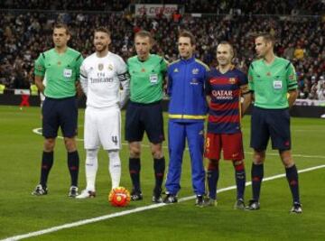 Partido Real Madrid -Barcelona. El árbitro del encuentro Fernàndez Borbalán acompañado por los asistentes Raúl Cabañero Martínez, Diego Barbero Sevilla, y el cuarto árbitro Aitor Gorostegui, junto a los capitanes Sergio Ramos e Iniesta