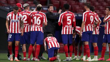 Los jugadores del Atlético reciben instrucciones de Simeone.