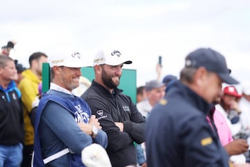 Jon Rahm sonríe ayer junto a su caddie, Adam Hayes, en el Old Course de St. Andrews.