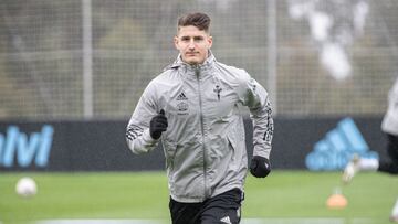 Miguel Baeza corre durante un entrenamiento del Celta en la ciudad deportiva del club vigu&eacute;s.