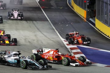 Verstappen toca a Raikkonen y éste se lleva por delante a Vettel que sigue a duras penas. La inercia del Ferrari del finlandés hace un recto en la primera curva y se atropella al Mclaren de Alonso que se puso 3º en la salida.