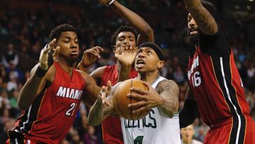 CJX. Boston (United States), 26/03/2017.- Boston Celtics&#039; guard Isaiah Thomas (2-R) takes a shot as Miami Heat&#039;s center Hassan Whiteside (L) Josh Richardson (2-L) and James Johnson (R) defend during the second half of their NBA game at TD Garden in Boston, Massachusetts, USA, 26 March 2017. (Baloncesto, Estados Unidos) EFE/EPA/CJ GUNTHER