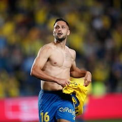 Florin Andone se queda solo ante el peligro
