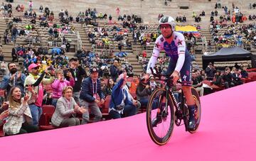 Recopilación de las mejores imágenes de la última etapa del Giro de Italia 2022 con un recorrido de 17,4 kilómetros en contrarreloj en la ciudad de Verona. En la imagen, Mark Cavendish.